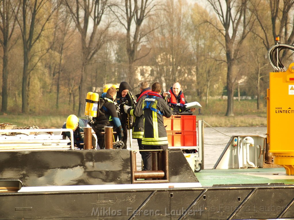 Bergung PKW im Rhein Hitdorfer Fähre P189419.JPG